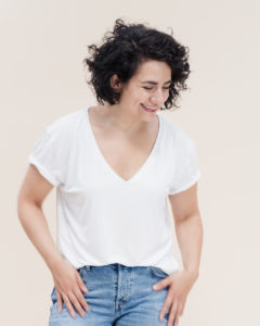 Oversize T-Shirt Schnittmuster mit V-Ausschnitt nähen mit dem "Tomboy" Schnittmuster T-Shirt V-Ausschnitt für Damen - Schnittduett moderne Schnittmuster für Damen